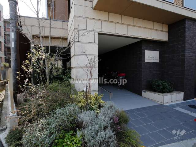 エントランス横には植栽スペースが設けられています。