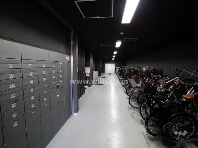 宅配ボックスと駐輪場