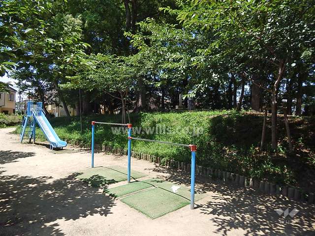 敷地に隣接する小さな公園