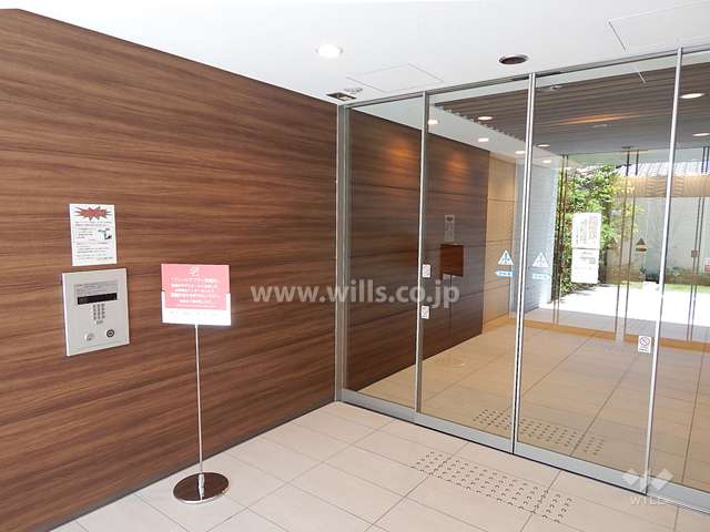 エントランスはオートロック付きです。