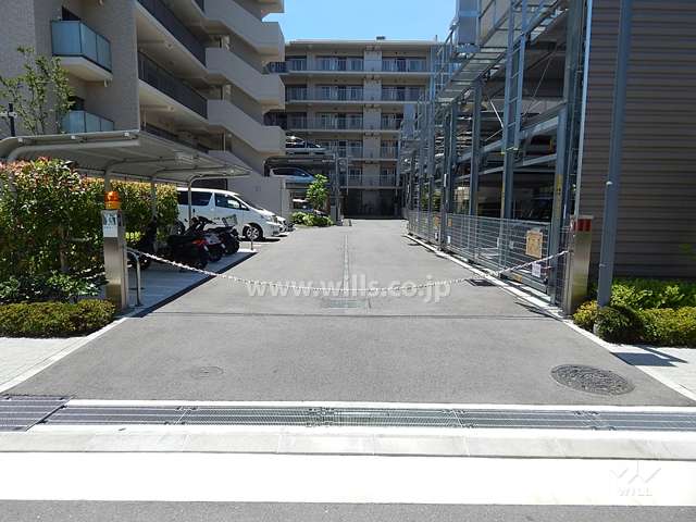 駐車場の出入り口（ロボットゲート付き）