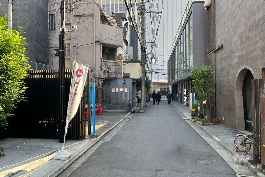 敷地の西側前面道路（北側から）