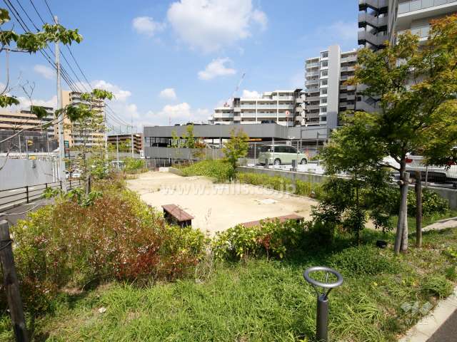 敷地北西側にある小さな公園