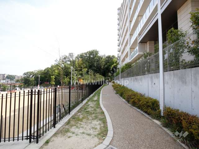 敷地東側の公園との間にある通路