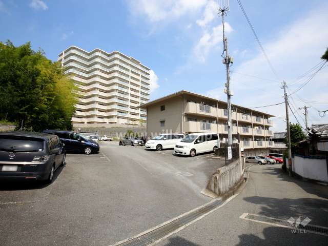 ロジュマン千里中央の遠景。敷地西側には古くからの町並みが残っています。