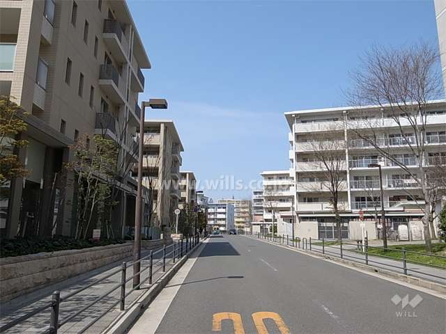敷地東側の前面道路。周辺はマンションが多く立ち並ぶ住宅地です。