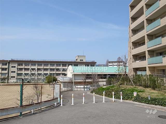 E棟の西側には東豊台小学校があります。
