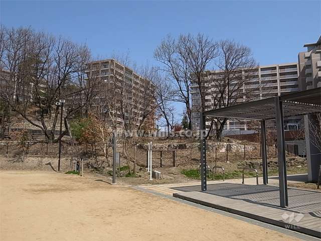 敷地の西側には里山の自然に触れられるドングリ山があります。