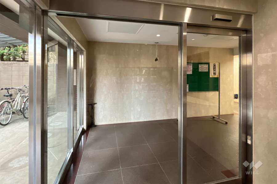 エントランスはオートロック付きです。