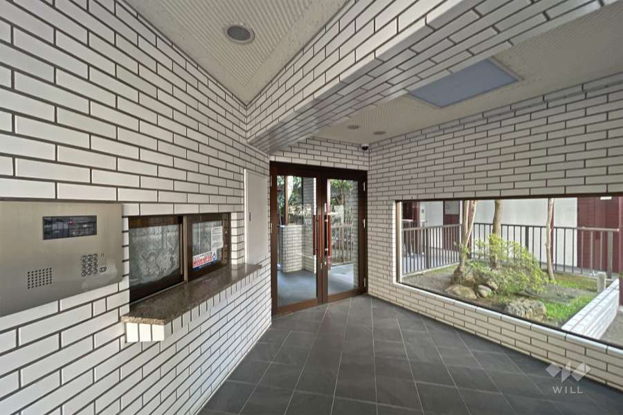 エントランスはオートロック付きです。