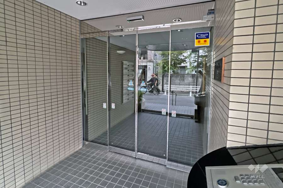 エントランスはオートロック付きです。