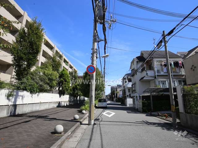 周辺はマンション、ハイツ、一戸建てが混在する静かな住宅地です。