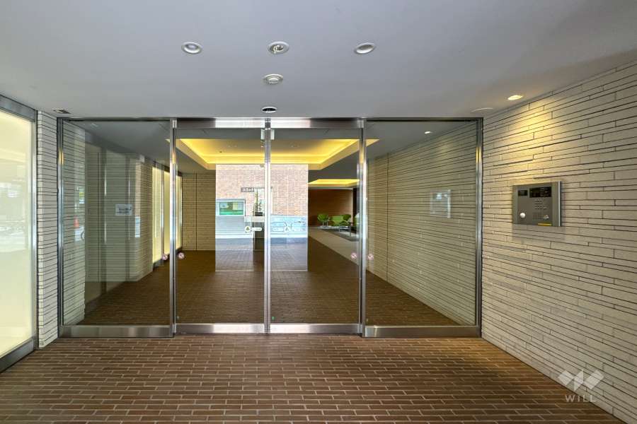 エントランスはオートロック付きです。