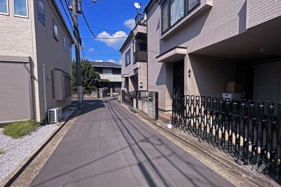 敷地西側の前面道路（南側から）
