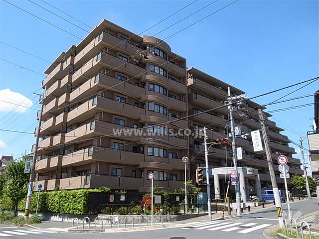 ライオンズマンションヴィアーレ東豊中の外観（南東側から）　緩やかな南斜面に立地。