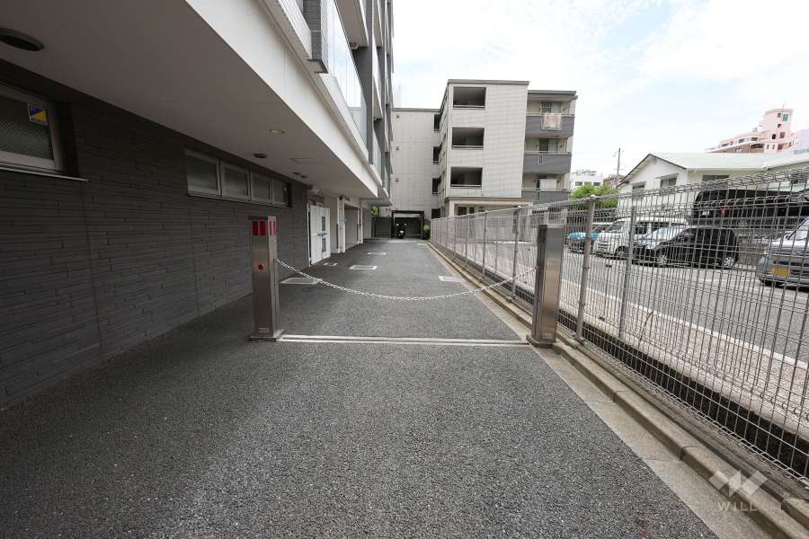 駐車場の出入口（ロボットゲート付き）