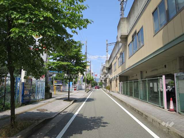 能勢電鉄の高架橋と敷地南東側の前面道路