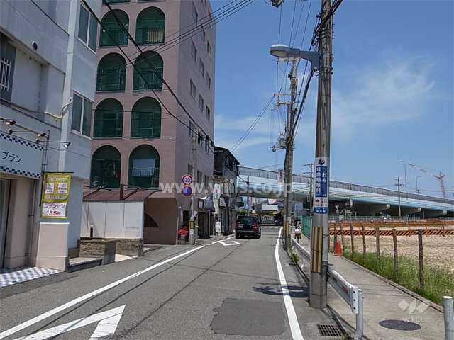 敷地東側の前面道路