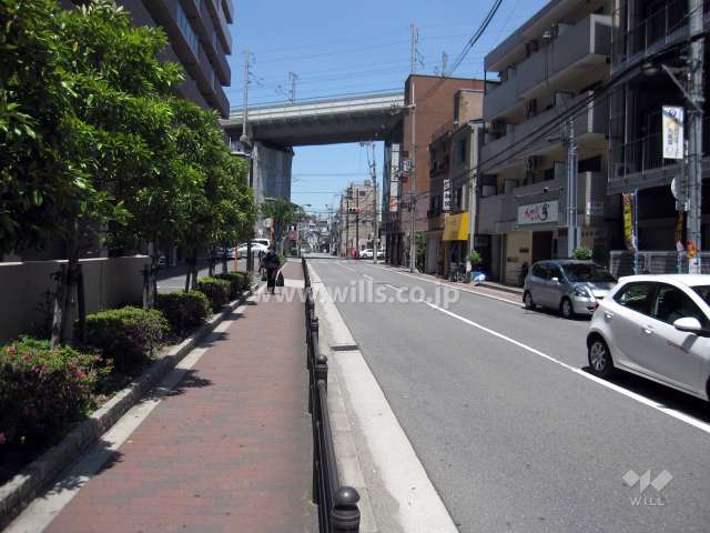 敷地西側の前面道路