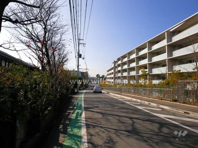 敷地南側の前面道路（一方通行）