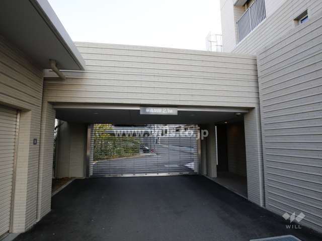 敷地内駐車場出入り口（リングシャッター付き）