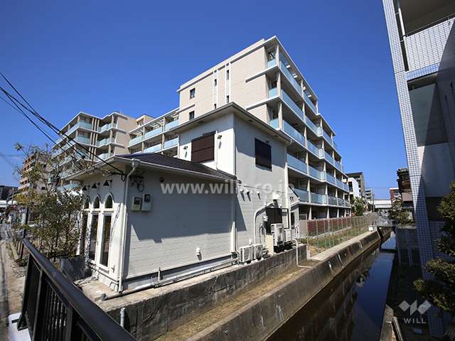 ローレルコート西宮北口レジデンスの外観（南東側から）敷地東側は水路に面しています。