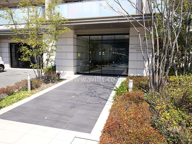 エントランスアプローチ。両脇に植栽スペースが設けられています。