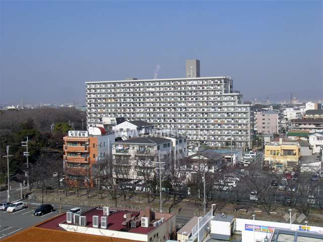 日商岩井グリーンサイドマンションの外観（南側から）　周辺は区画の整った住宅地です。