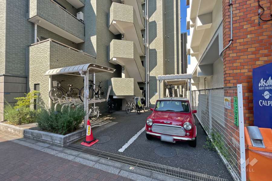 敷地内駐車場（屋外平面式）と駐輪場