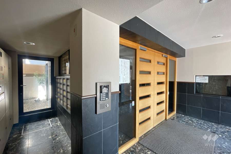 エントランスはオートロック付きです。