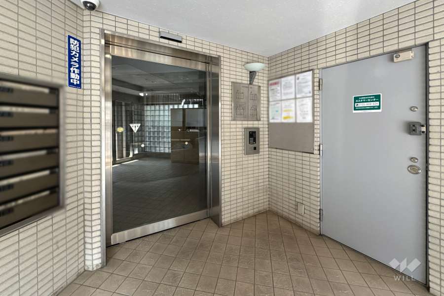 エントランスはオートロック付きです。
