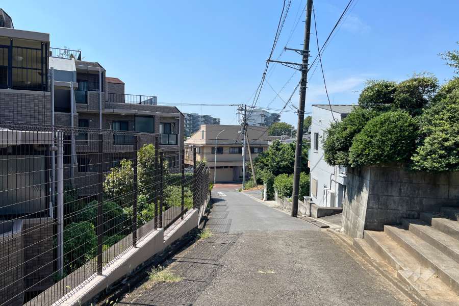 敷地北西側の前面道路