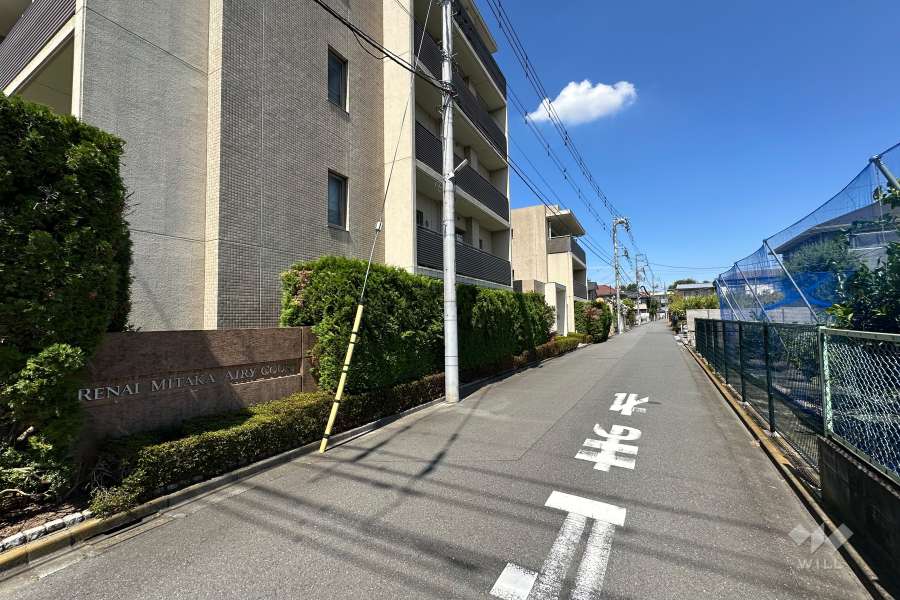 敷地の東側前面道路（南側から）