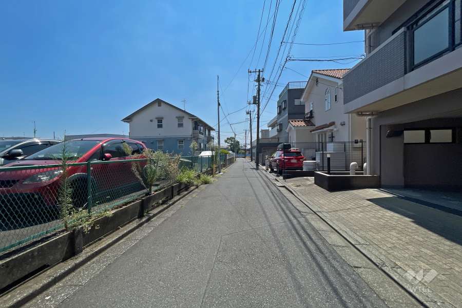敷地北東側の前面道路（北西側から）