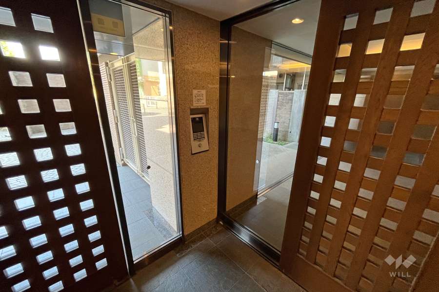 エントランスはオートロック付きです。