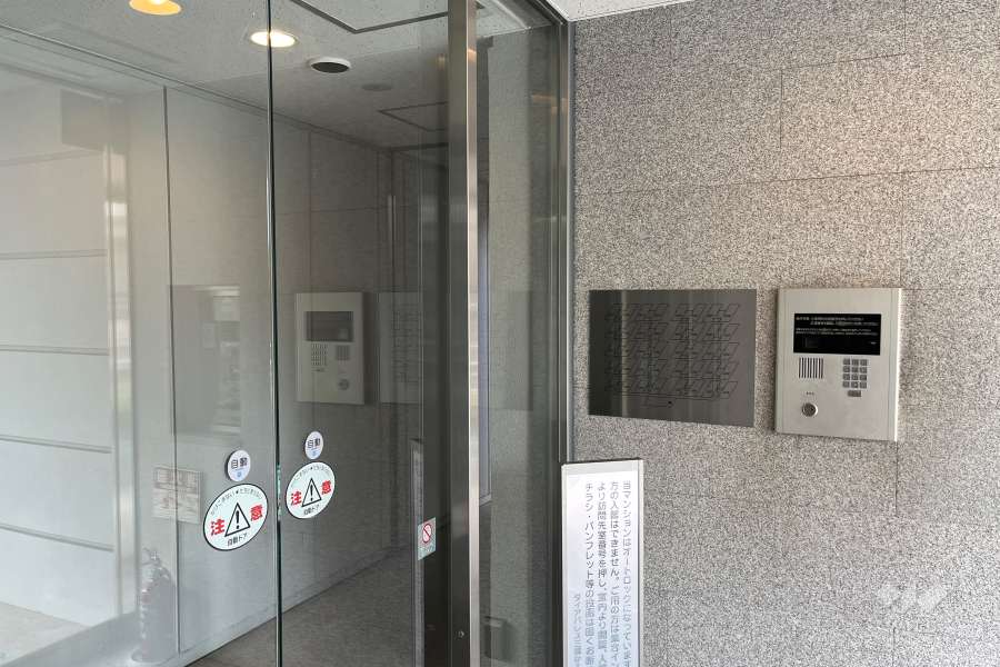 エントランスはオートロック付きです。