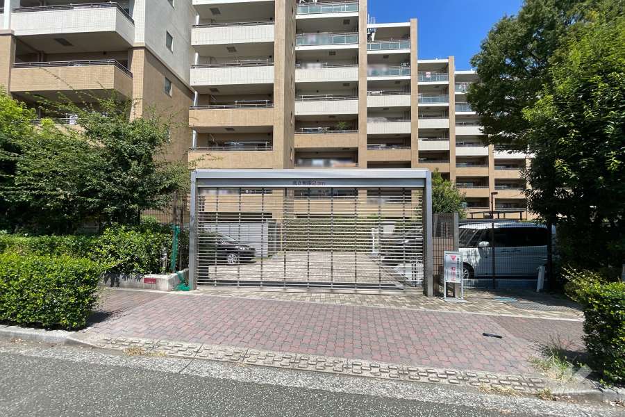 駐車場の出入り口（リングシャッター付き）