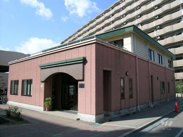 敷地中央にある管理棟