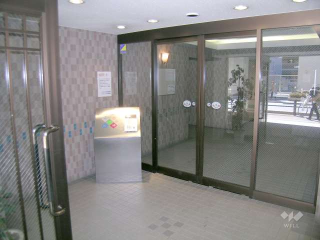 エントランスはオートロック付きです。