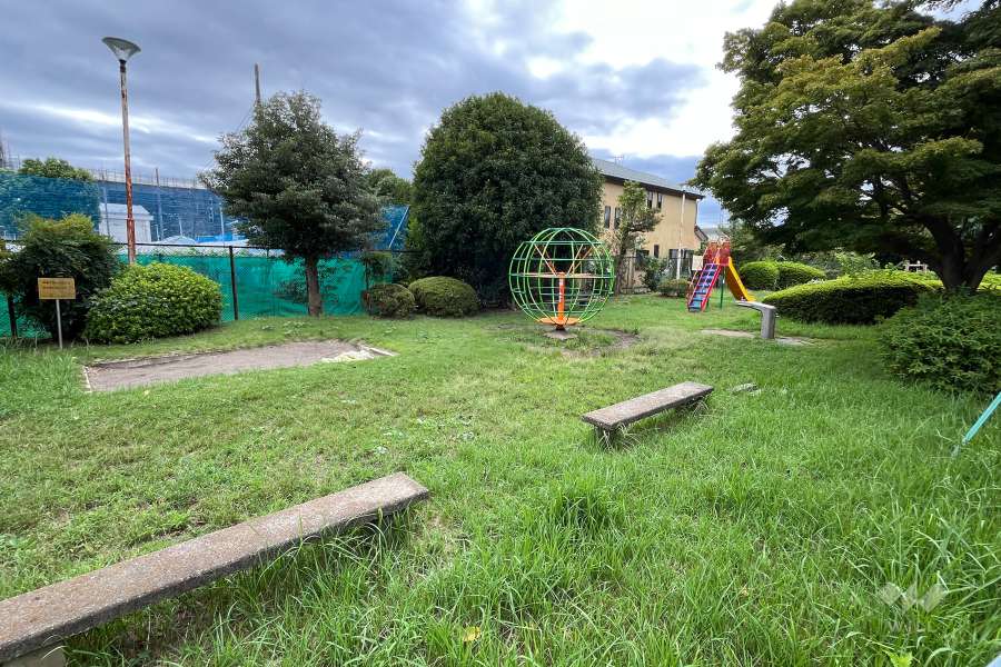 隣接する児童公園