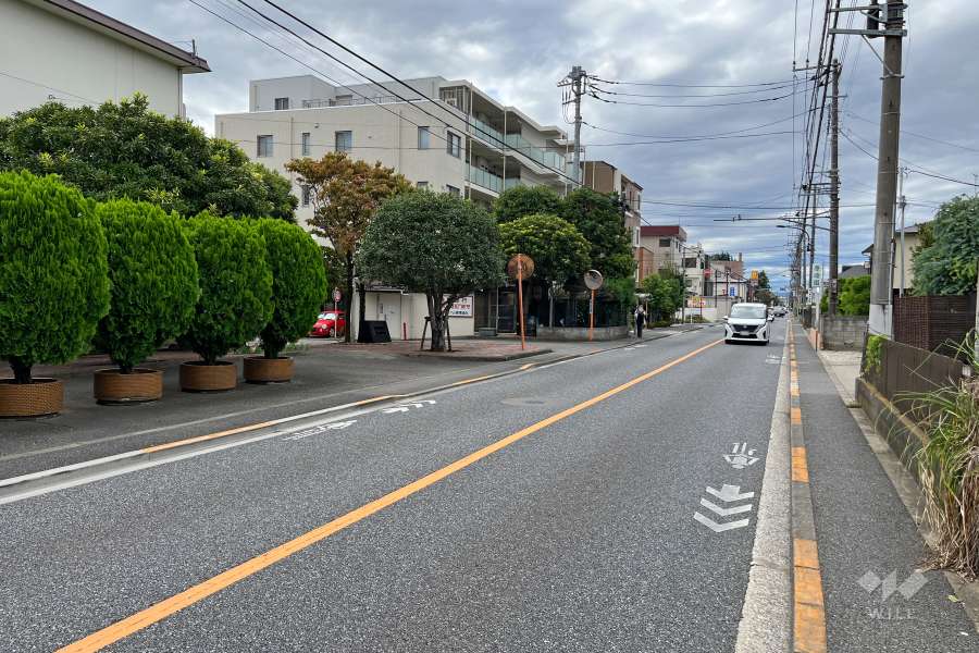 敷地の北側前面道路（東側から）