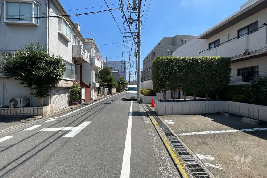 敷地の北側前面道路（西側から）
