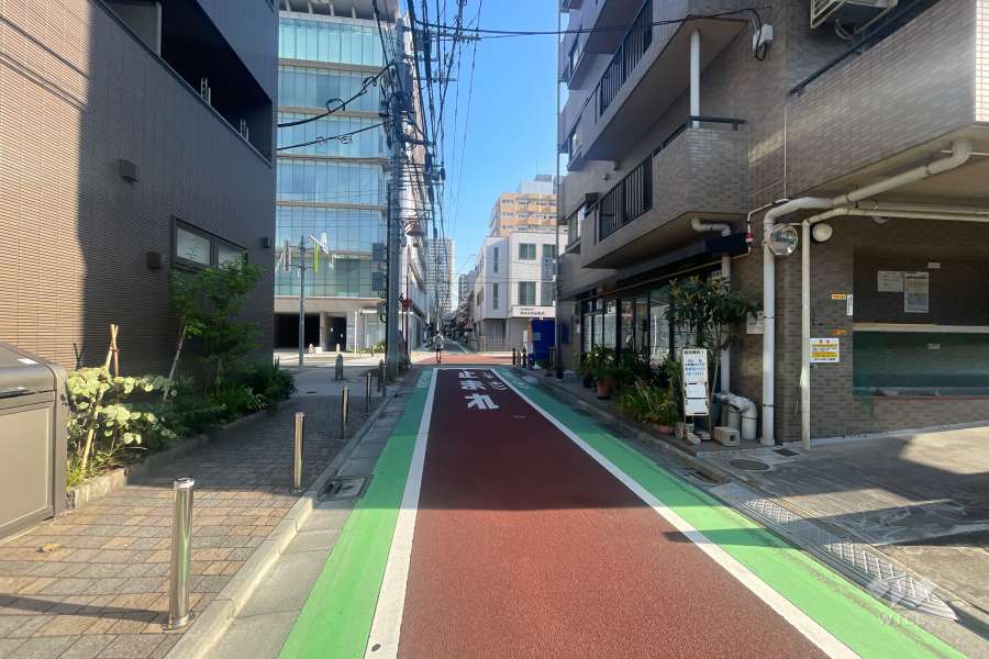 敷地西側の前面道路