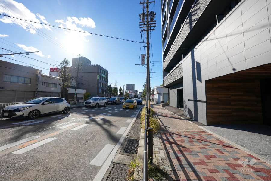 敷地南側の前面道路(東側から)