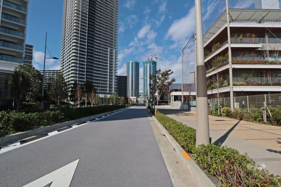 敷地北東側の前面道路(南東側から)