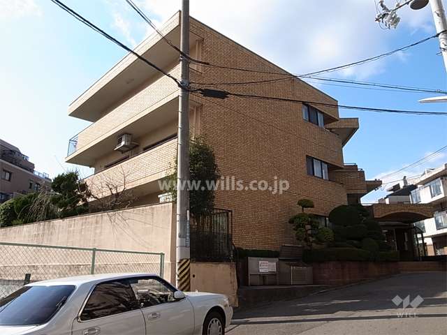 千里中央第１グランドハイツの外観（東側から）　周辺にはマンションが多く建ち並んでいます。
