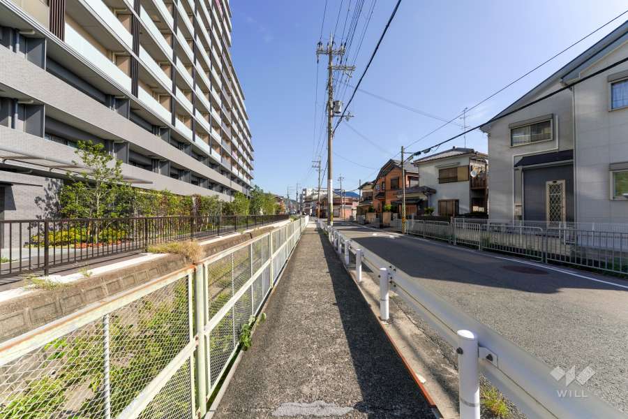 敷地南東側の前面道路（南西側から）