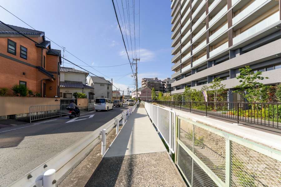 南東側前面道路（北東側から）