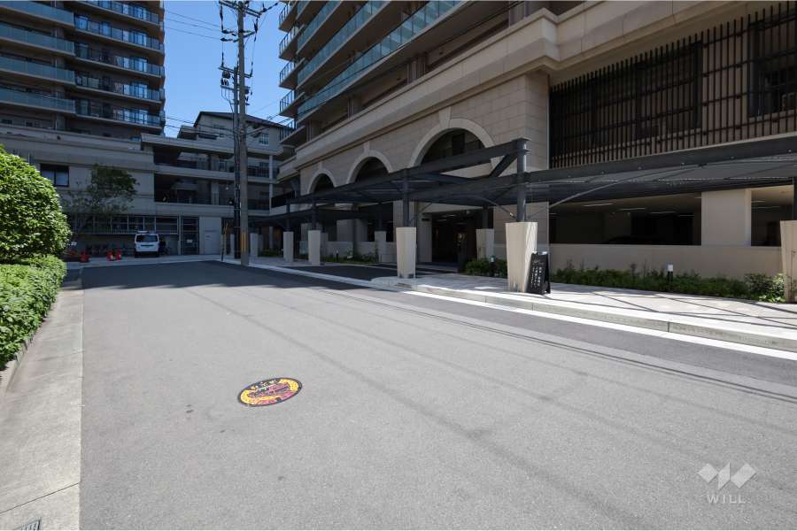 敷地西側の前面道路