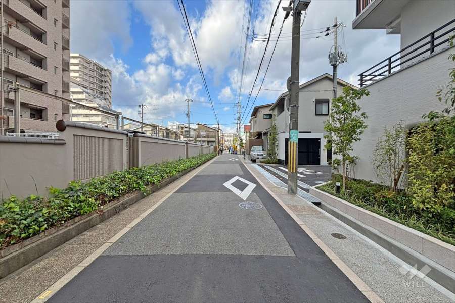 敷地西側の前面道路(南側から)